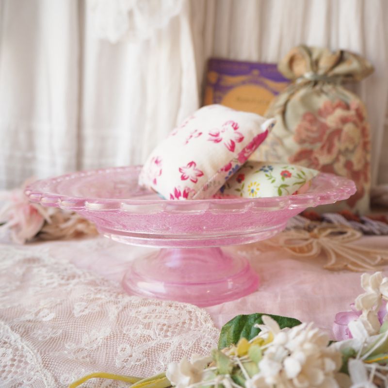 ピンク色ガラスのケーキ皿/飾り用のお皿 brocante・ブロカント