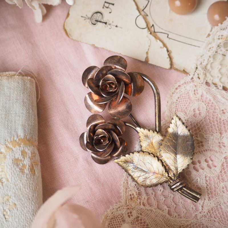 薔薇の花の銅色ブローチ accessoire・装身具