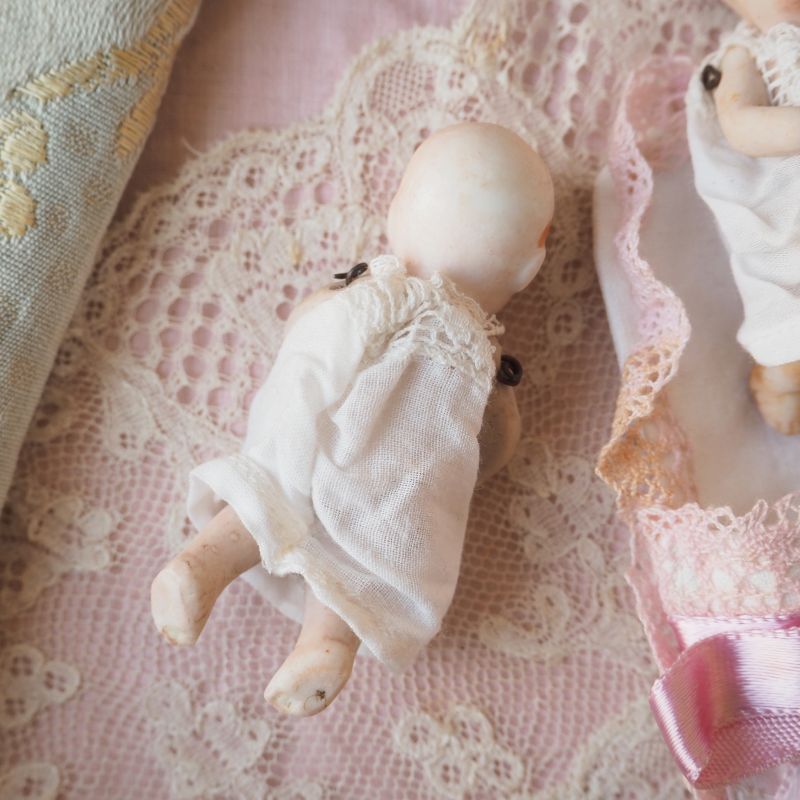 ツインベビーピンク色リボンのおくるみ赤ちゃんのビスクドール jouet 
