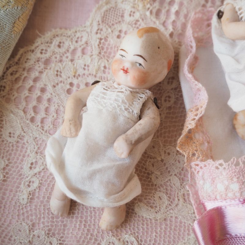 ツインベビーピンク色リボンのおくるみ赤ちゃんのビスクドール jouet