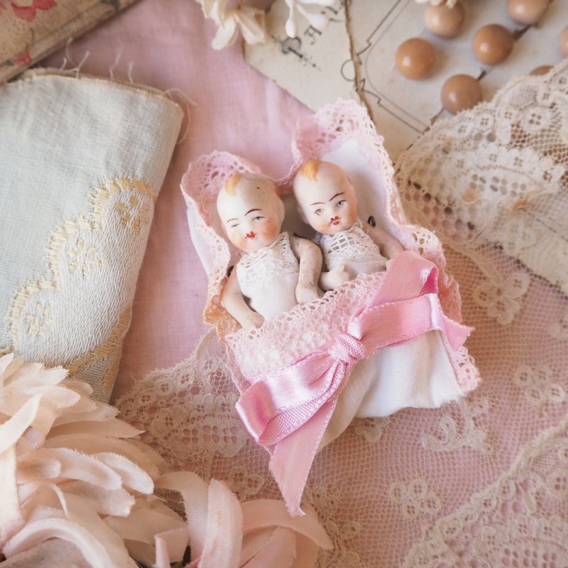 ツインベビーピンク色リボンのおくるみ赤ちゃんのビスクドール jouet・おもちゃ