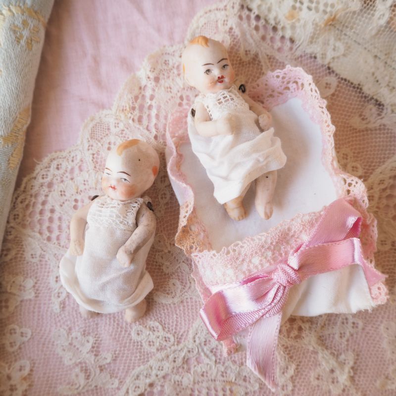 ツインベビーピンク色リボンのおくるみ赤ちゃんのビスクドール jouet