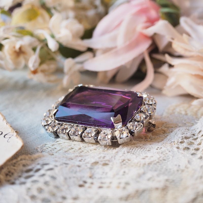 紫の大きめガラスとクリアラインストーンのブローチ accessoire