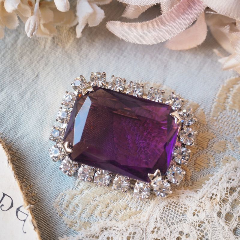 紫の大きめガラスとクリアラインストーンのブローチ accessoire