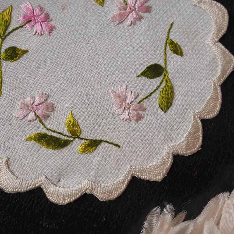 小さなドイリーピンク色の小花のシルク刺繍 mercerie・手芸用品