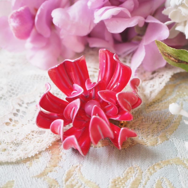 エナメルピンク色立体の花びらのブローチ Accessoire 装身具